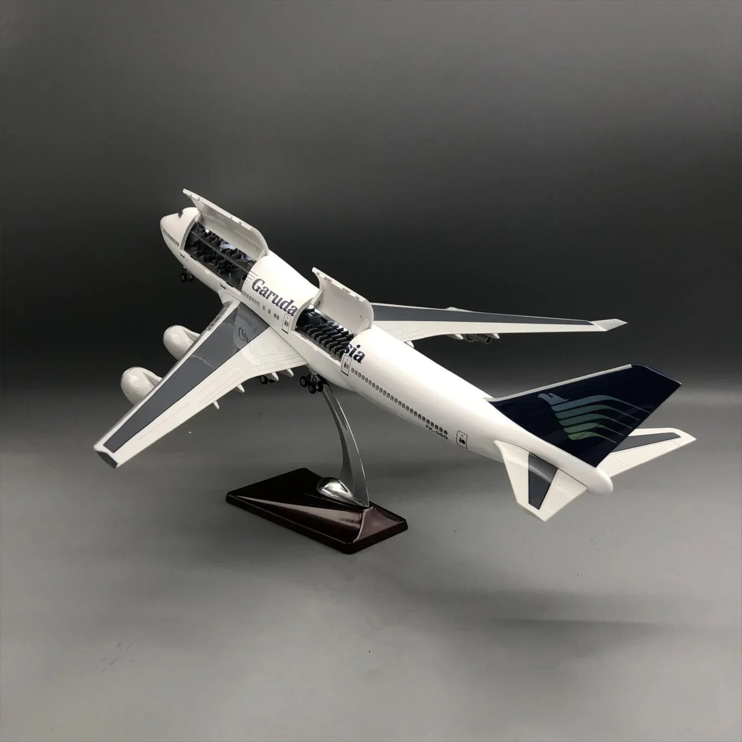 Garuda Indonesia Boeing 747-400 1:150 – 47 cm / 18.5 in – Opening Cabin Interior & LED Lights - Gallery 3