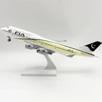 Boeing 747 Pakistan International Airlines (PIA) – Scale 1:150 – 30 cm (11.8 in) – Resin – Classic Livery