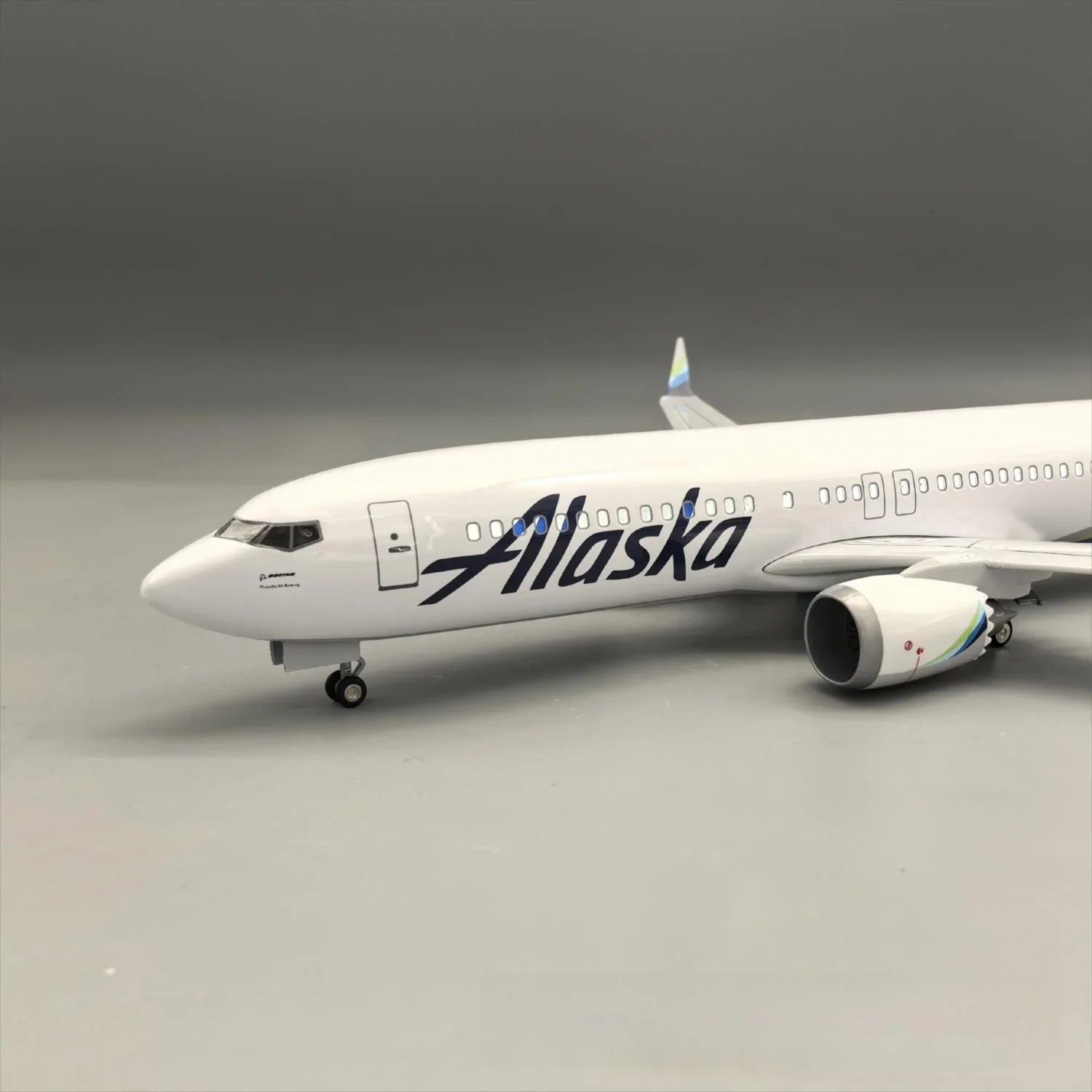 Boeing 737-800 Alaska Airlines 1:85 – 47 cm / 18.5 in – LED Lights - Gallery 16