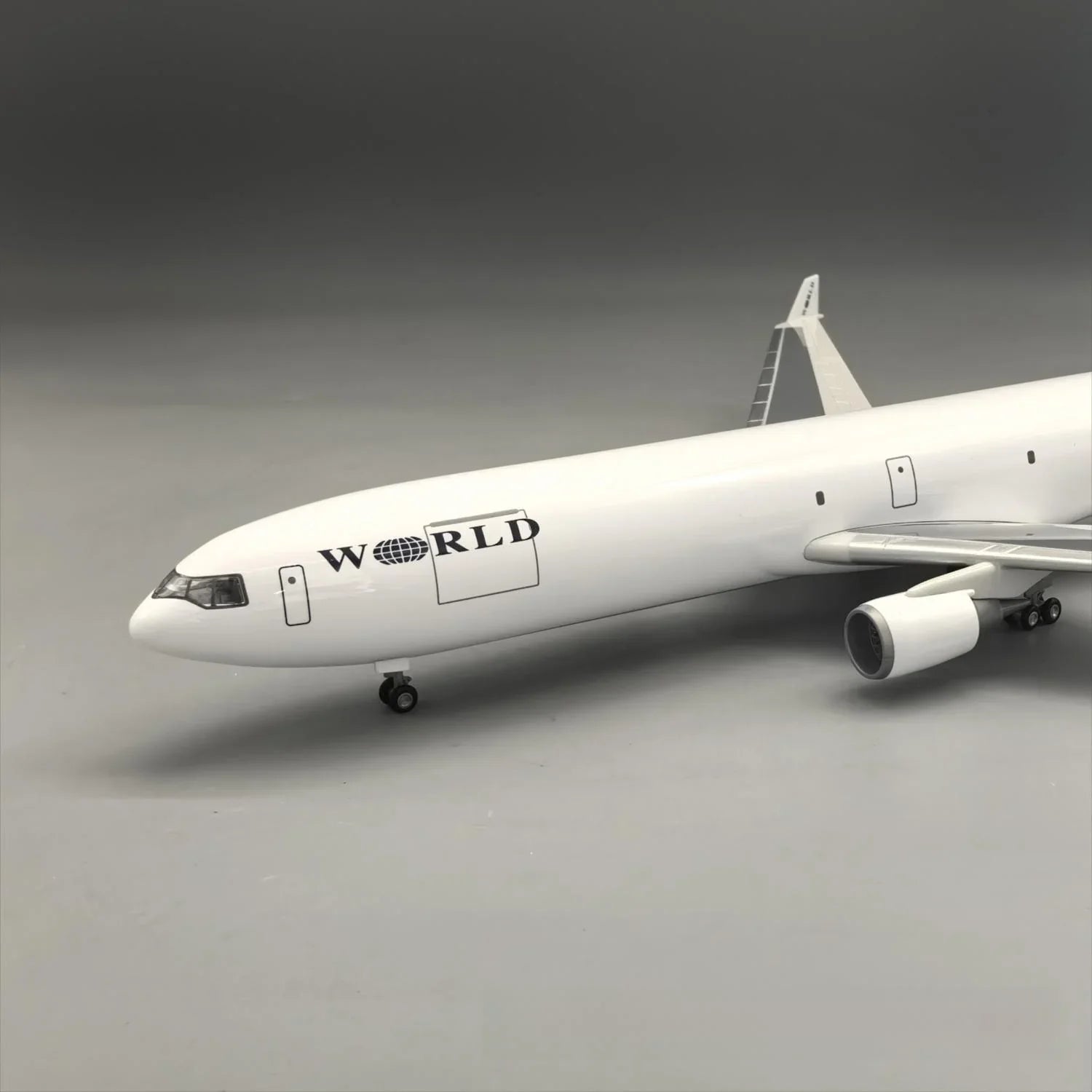 World Airways Cargo MD-11F 1:130 – 47 cm / 18.5 in - Gallery 4