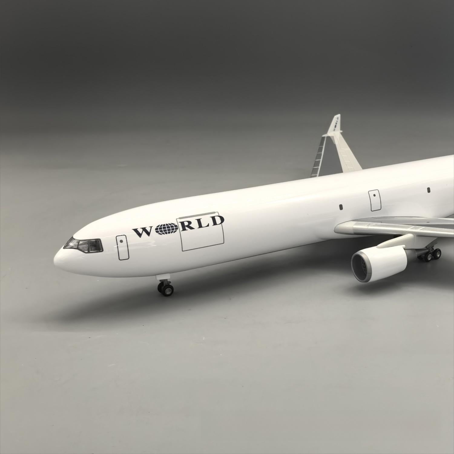 World Airways Cargo MD-11F 1:130 – 47 cm / 18.5 in