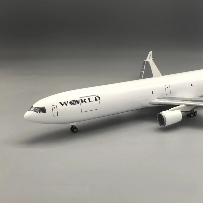 World Airways Cargo MD-11F 1:130 – 47 cm / 18.5 in - Image 4