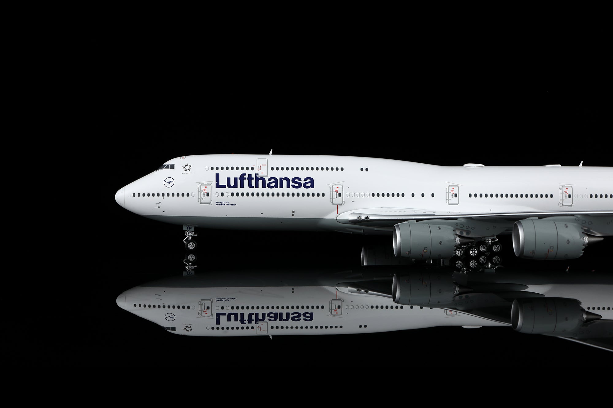 Lufthansa B747-8 D-ABYP – Scale 1:200 Diecast Model – SQ wings L2106/L2106FD - Gallery 2
