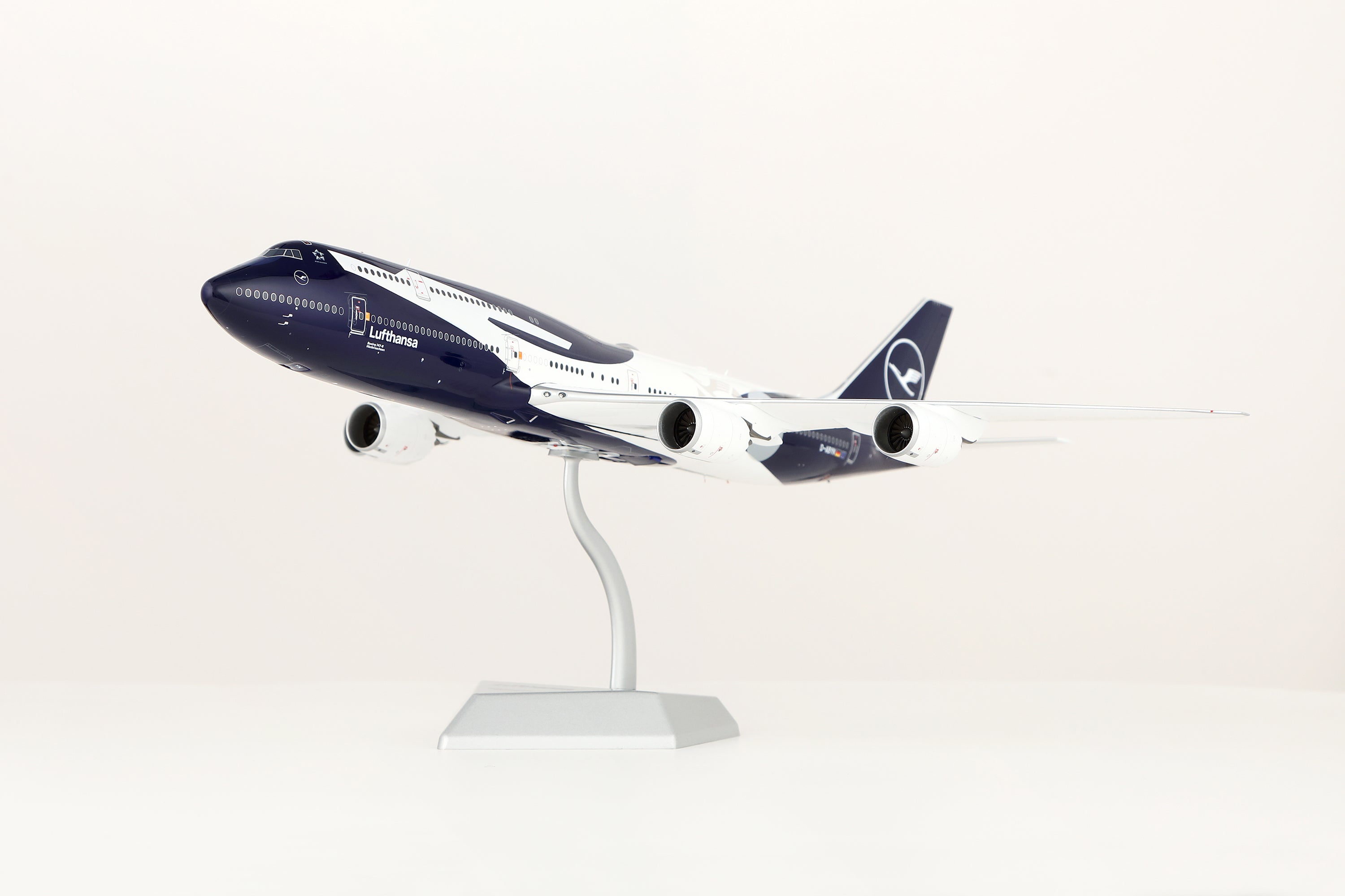 Lufthansa B747-8 "100th Anniversary" D-ABYN – Scale 1:200 Diecast Model – SQ wings L2355/L2355FD PRE ORDER - Gallery 3