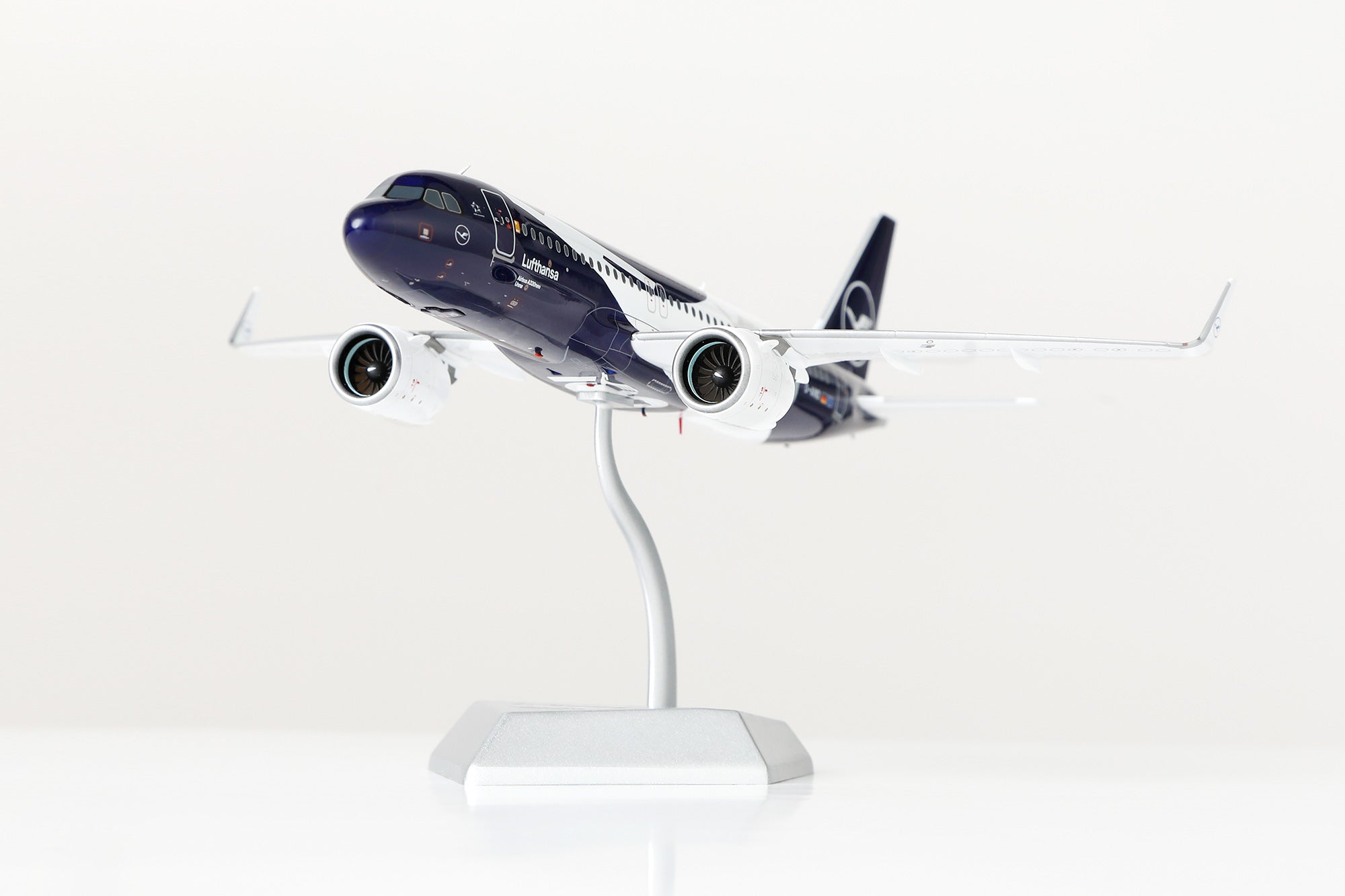 Lufthansa A320neo "100th Anniversary" D-AIND – Scale 1:200 Diecast Model – SQ wings L2353/L2353FD - Gallery 4