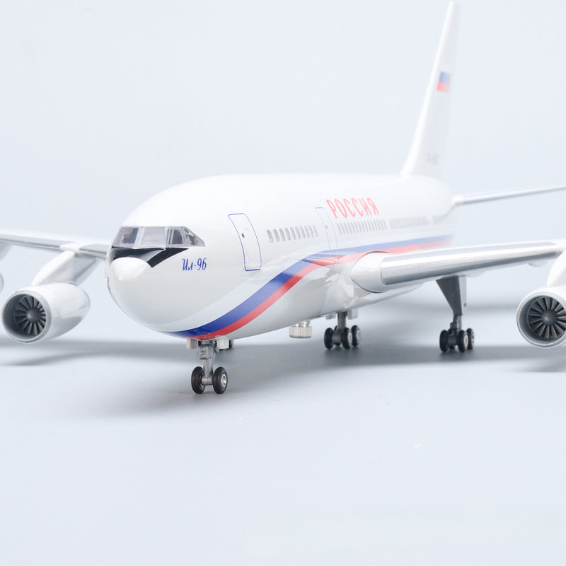 Avión presidencial de Rusia Ilyushin Il-96-300 1:120 – 46 cm / 18.1 in – Luces LED - Image 3