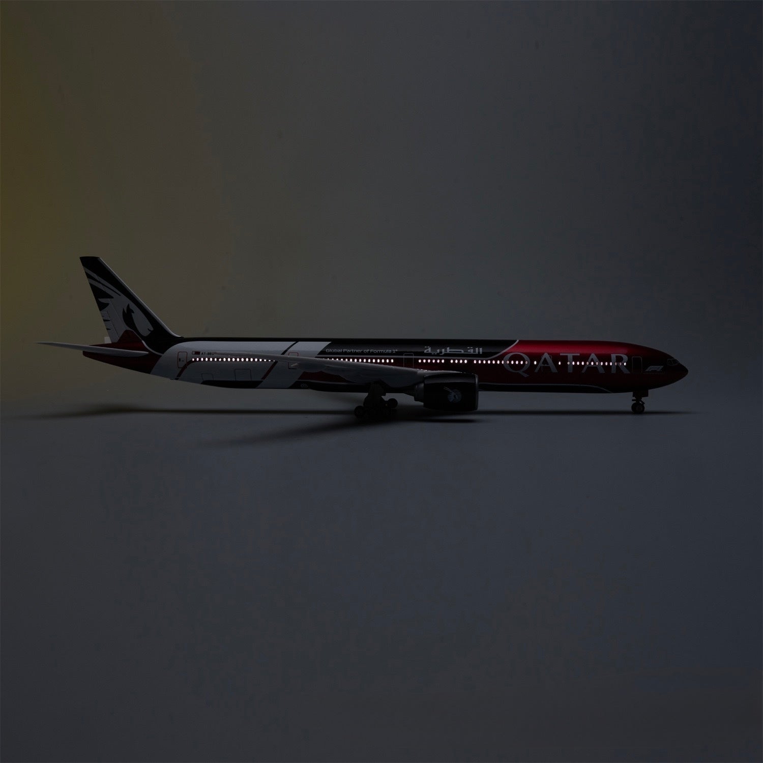 Qatar Airways Boeing 777-300ER Formula 1 Special Livery 1:135 – 47 cm / 18.5 in – LED Lights - Gallery 9