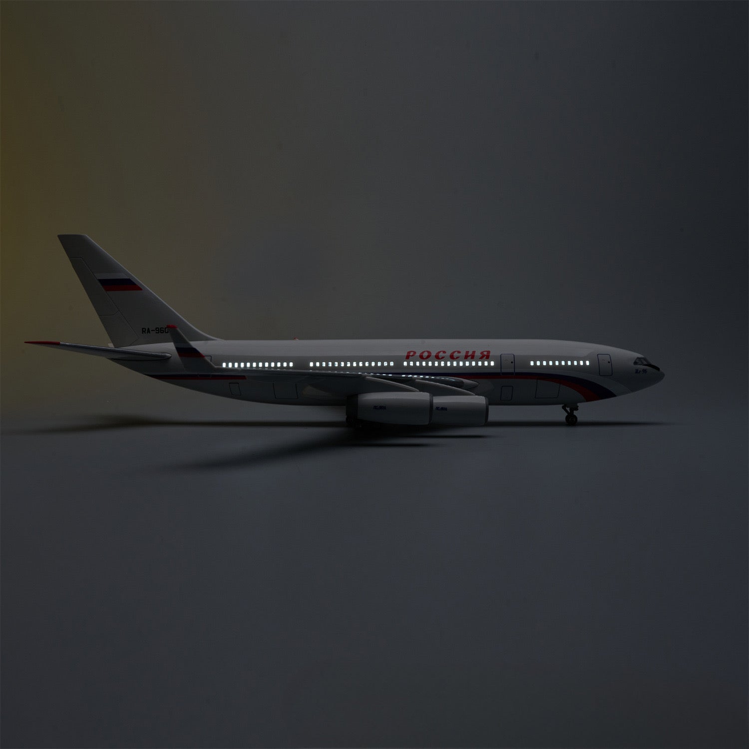 Avión presidencial de Rusia Ilyushin Il-96-300 1:120 – 46 cm / 18.1 in – Luces LED - Gallery 10