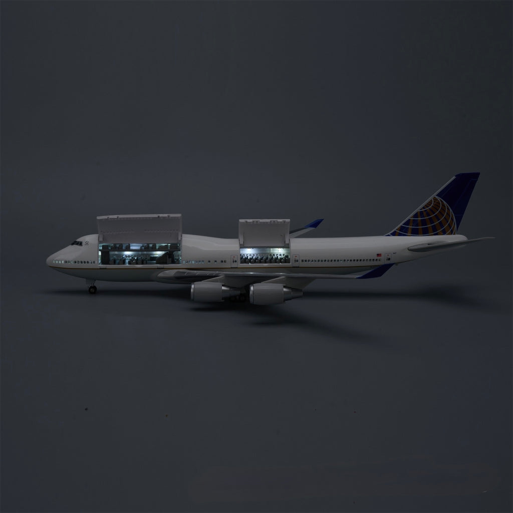 طائرة يونايتد إيرلاينز بوينغ 747-400 بمقياس 1:150 – 47 سم / 18.5 بوصة – مقصورة داخلية قابلة للفتح وإضاءة LED