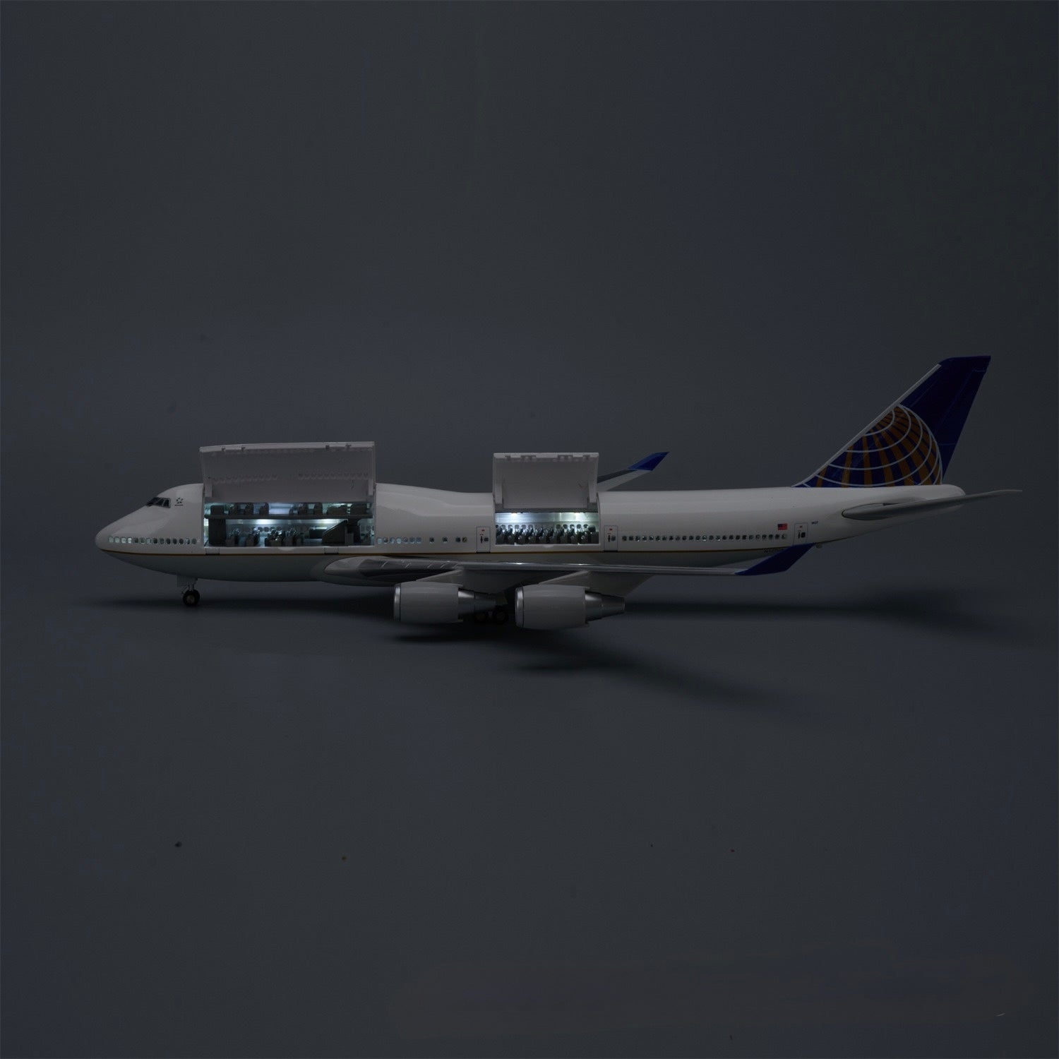 United Airlines Boeing 747-400 1:150 – 47 cm / 18.5 in – Opening Cabin Interior & LED Lights