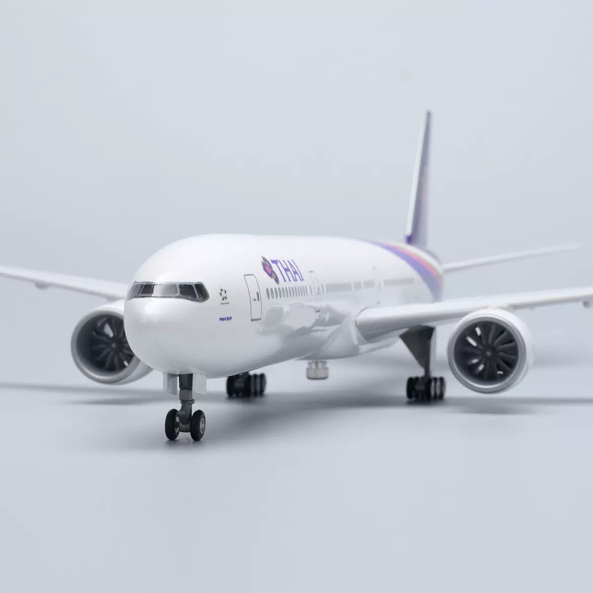 B777 THAI  - SCALE 1/157 - 47CM -18.5IN