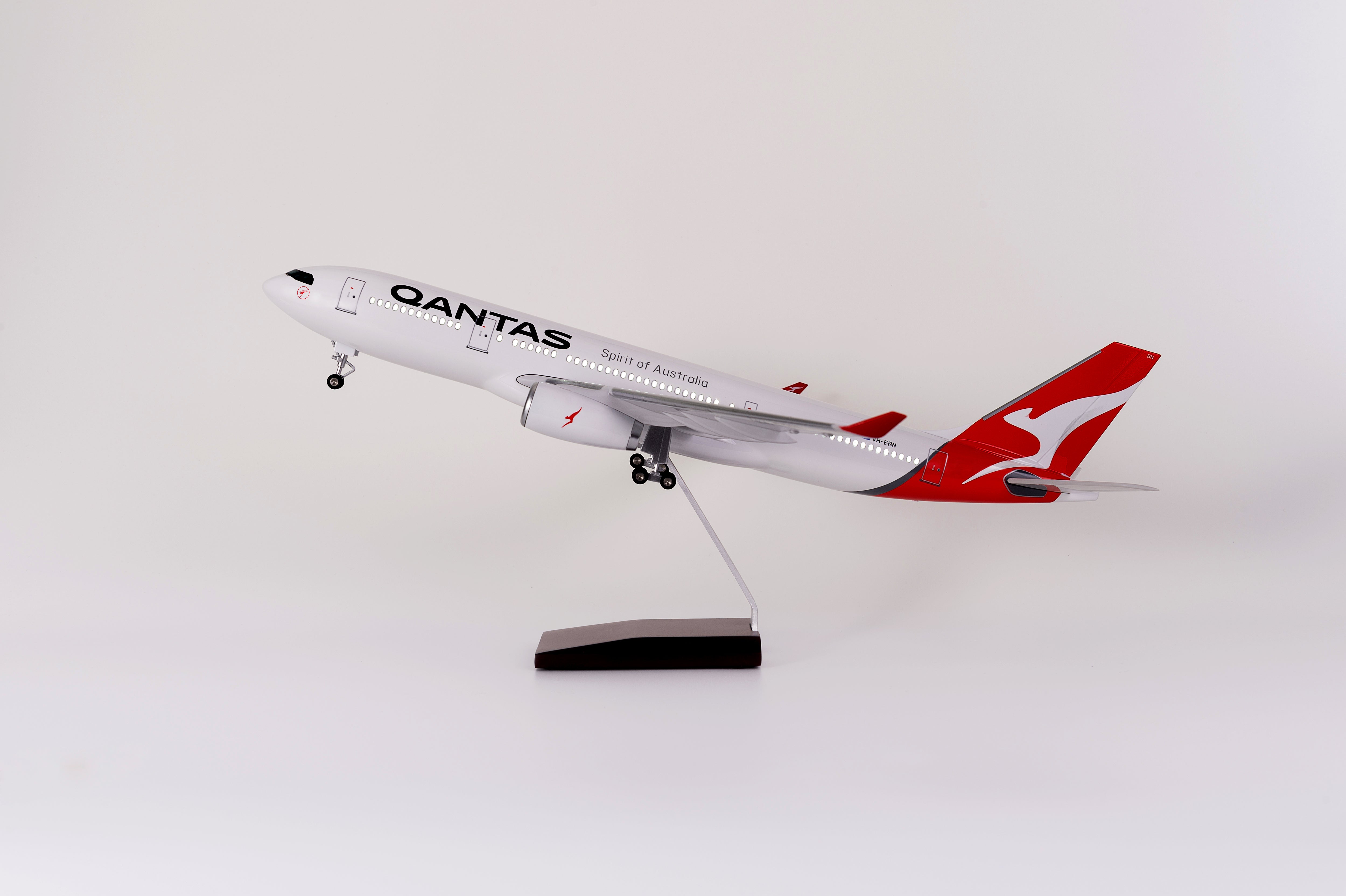 A330 Qantas- scale 1/135 - 47cm - 18.5 in - Airplane Model