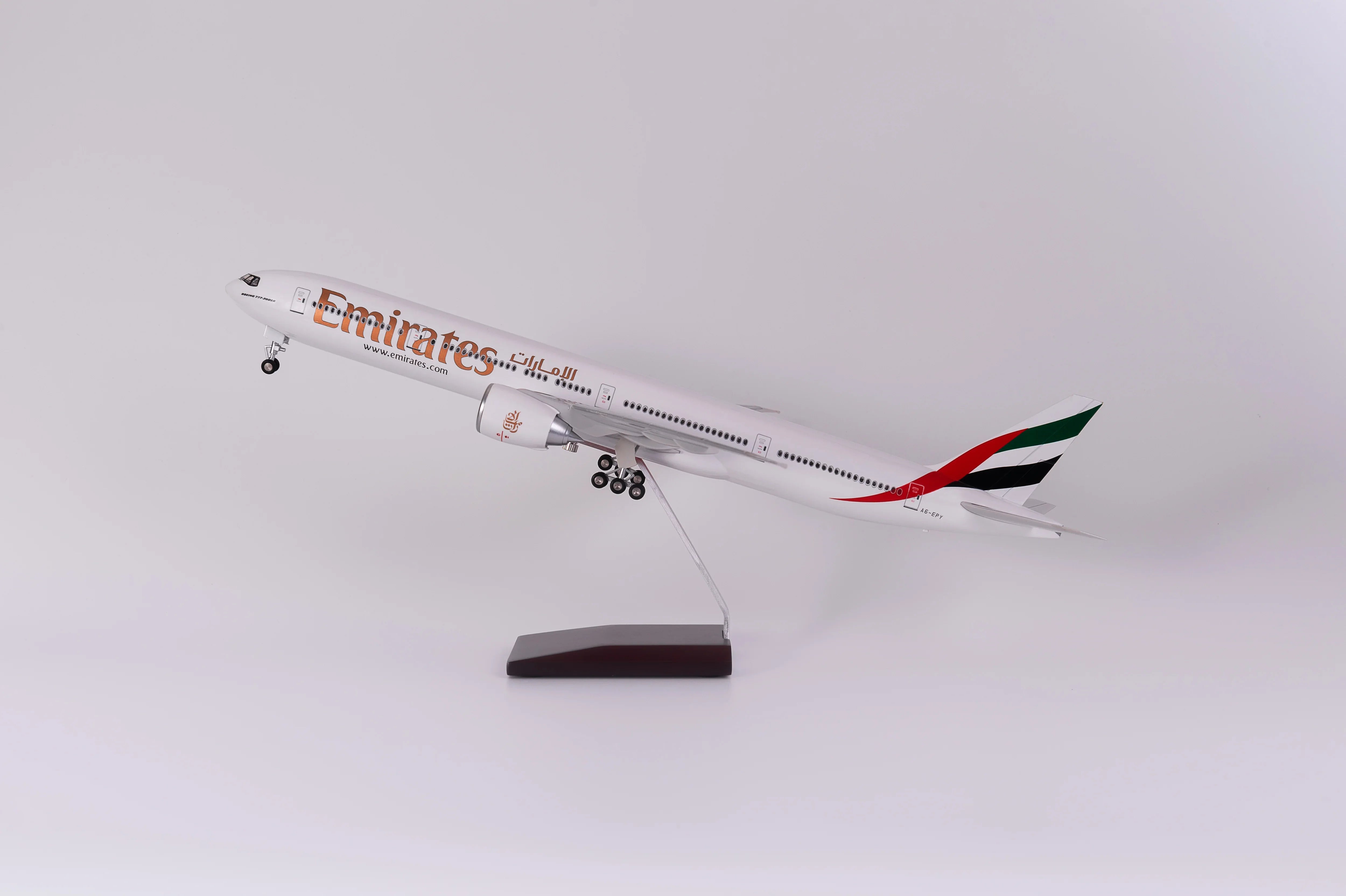 Boeing 777 Emirates – Scale 1:157 (47 cm / 18.5 in) - Gallery 3