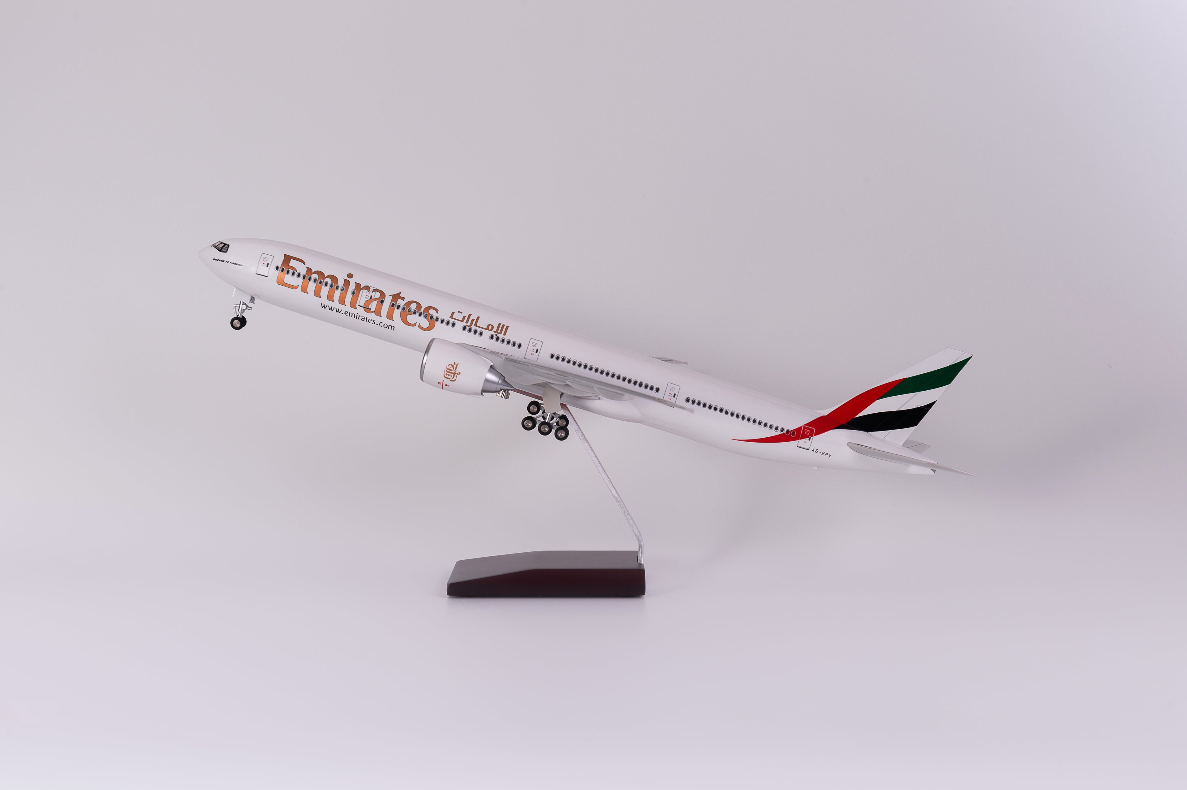 Boeing 777 Emirates – Scale 1:157 (47 cm / 18.5 in)