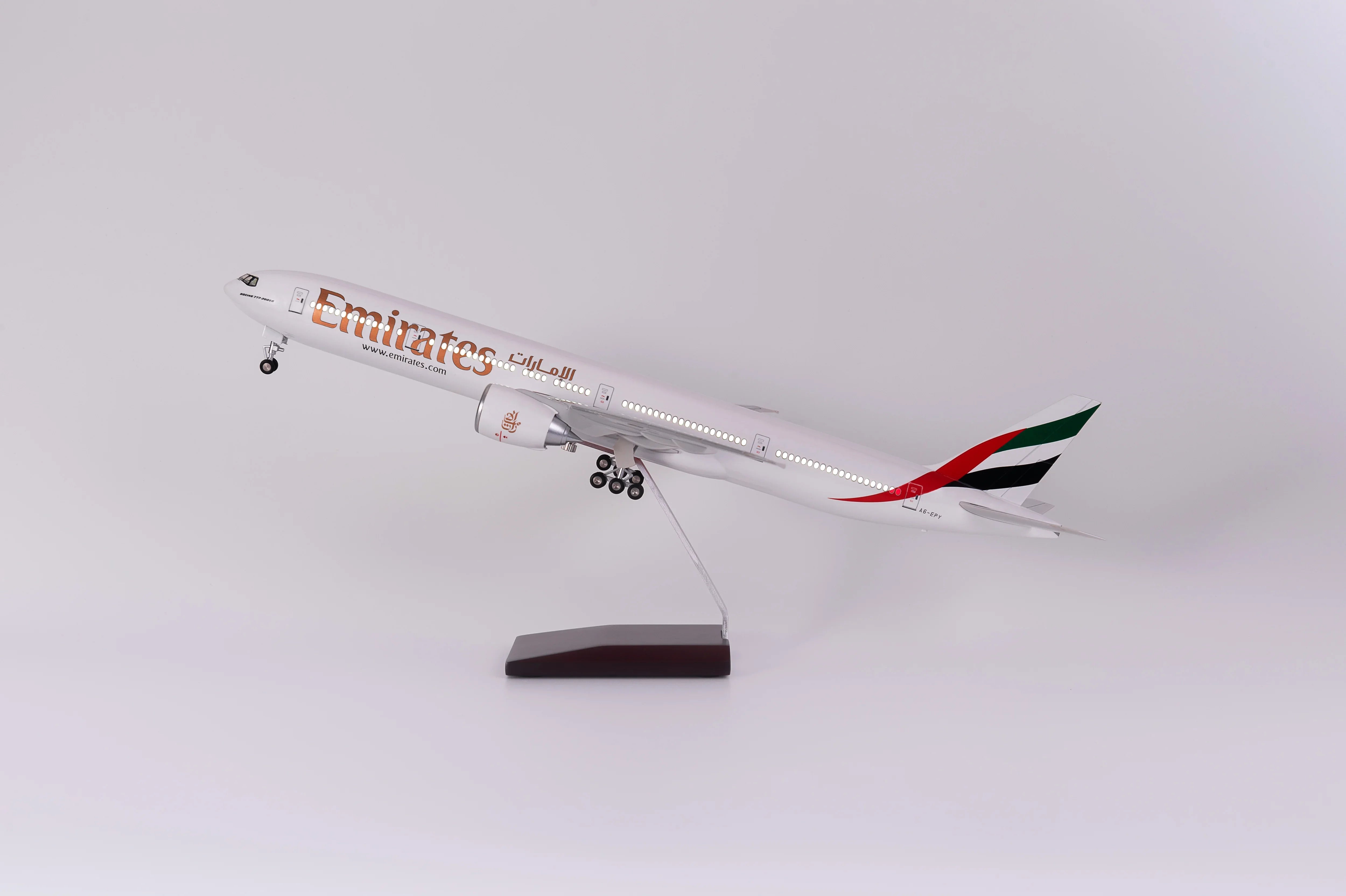 Boeing 777 Emirates – Scale 1:157 (47 cm / 18.5 in) - Gallery 6
