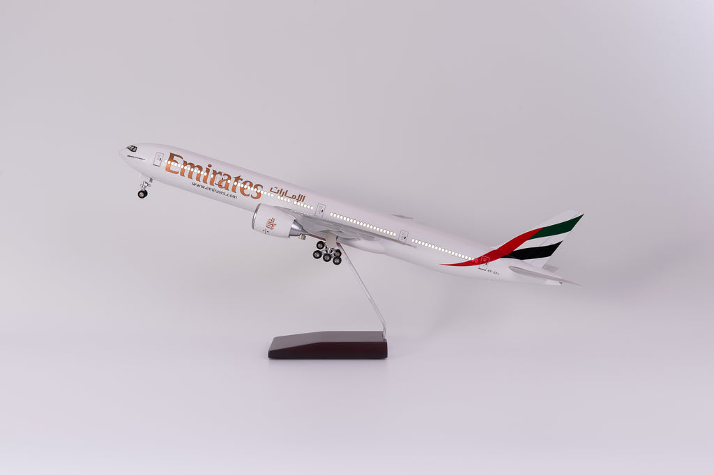 Boeing 777 Emirates – Scale 1:157 (47 cm / 18.5 in)