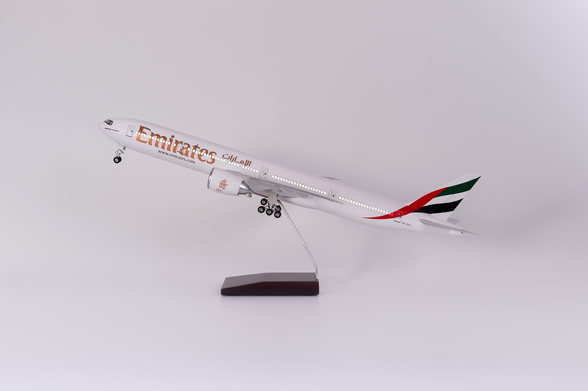 Boeing 777 Emirates – Scale 1:157 (47 cm / 18.5 in)