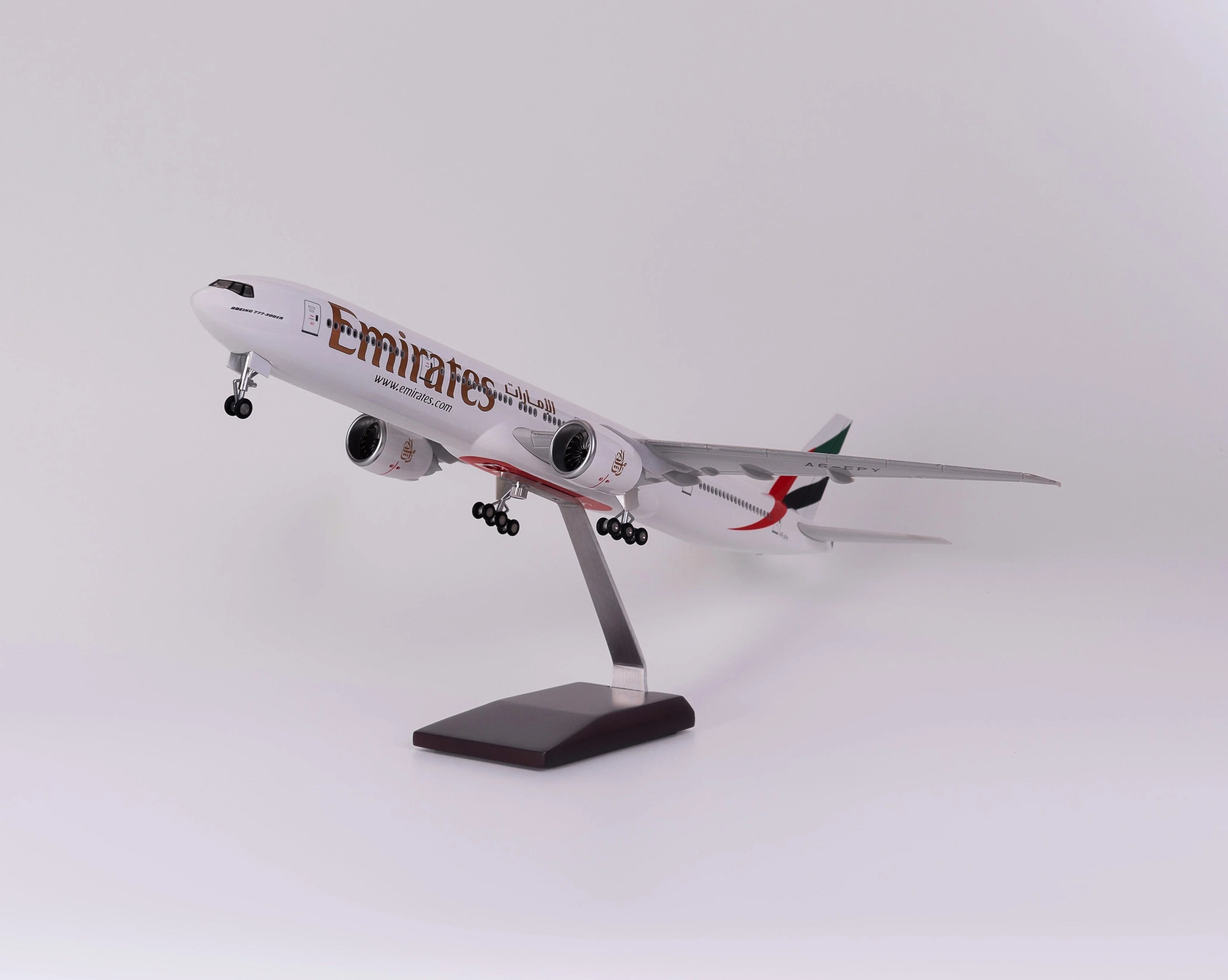 Boeing 777 Emirates – Scale 1:157 (47 cm / 18.5 in) - Gallery 7