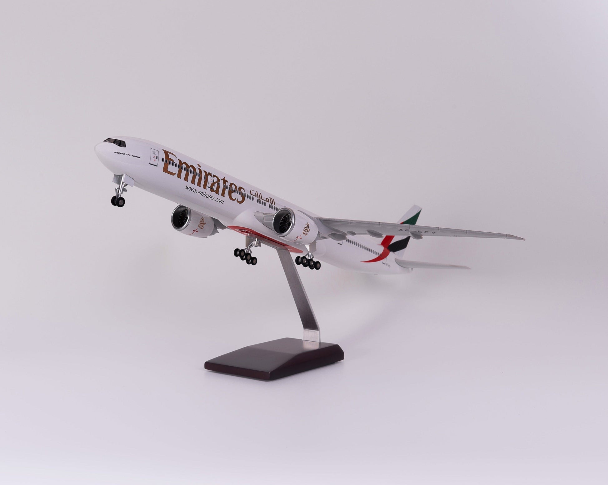 Boeing 777 Emirates – Scale 1:157 (47 cm / 18.5 in)