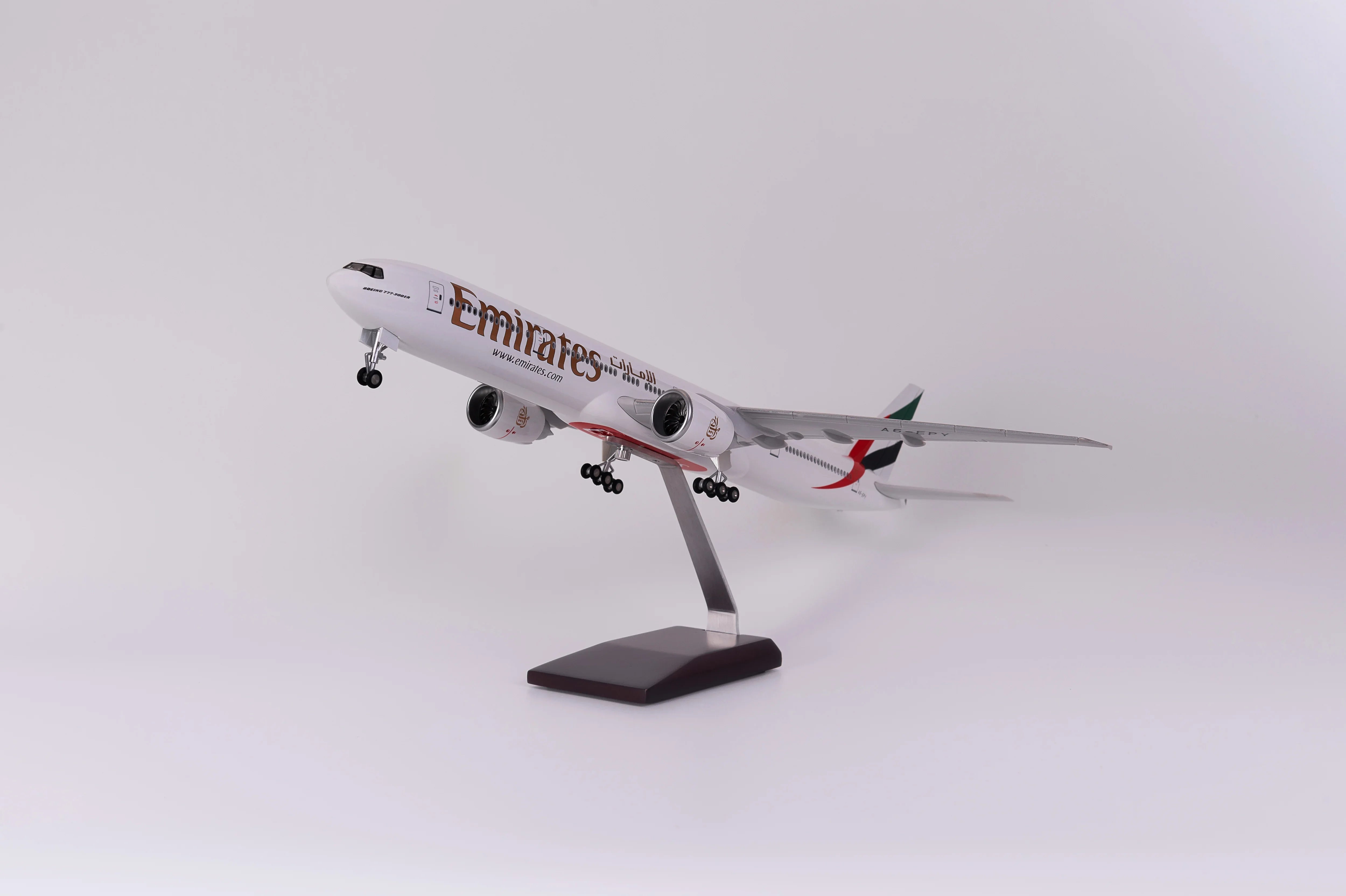 Boeing 777 Emirates – Scale 1:157 (47 cm / 18.5 in) - Gallery 5