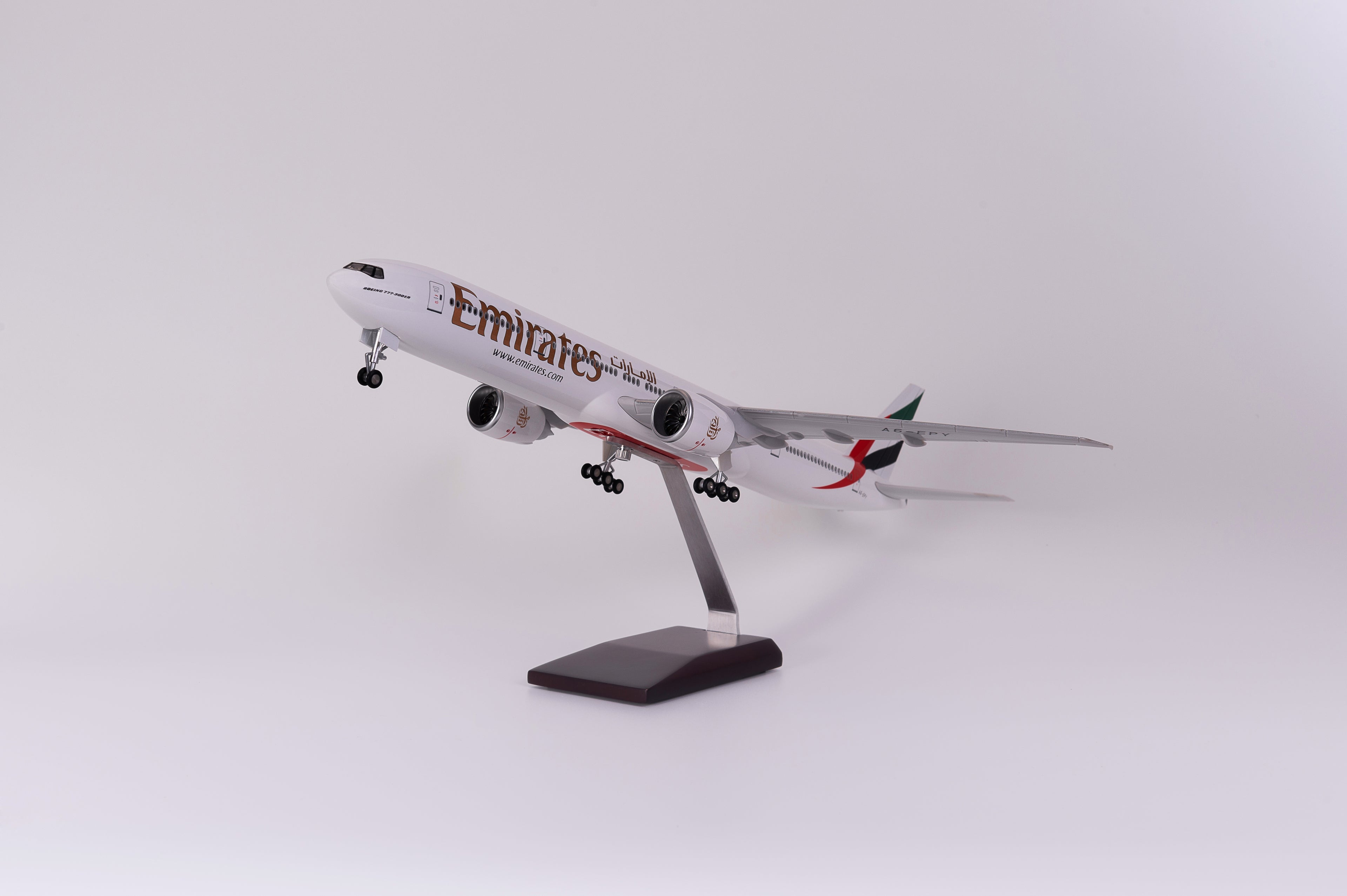 Boeing 777 Emirates – Scale 1:157 (47 cm / 18.5 in)