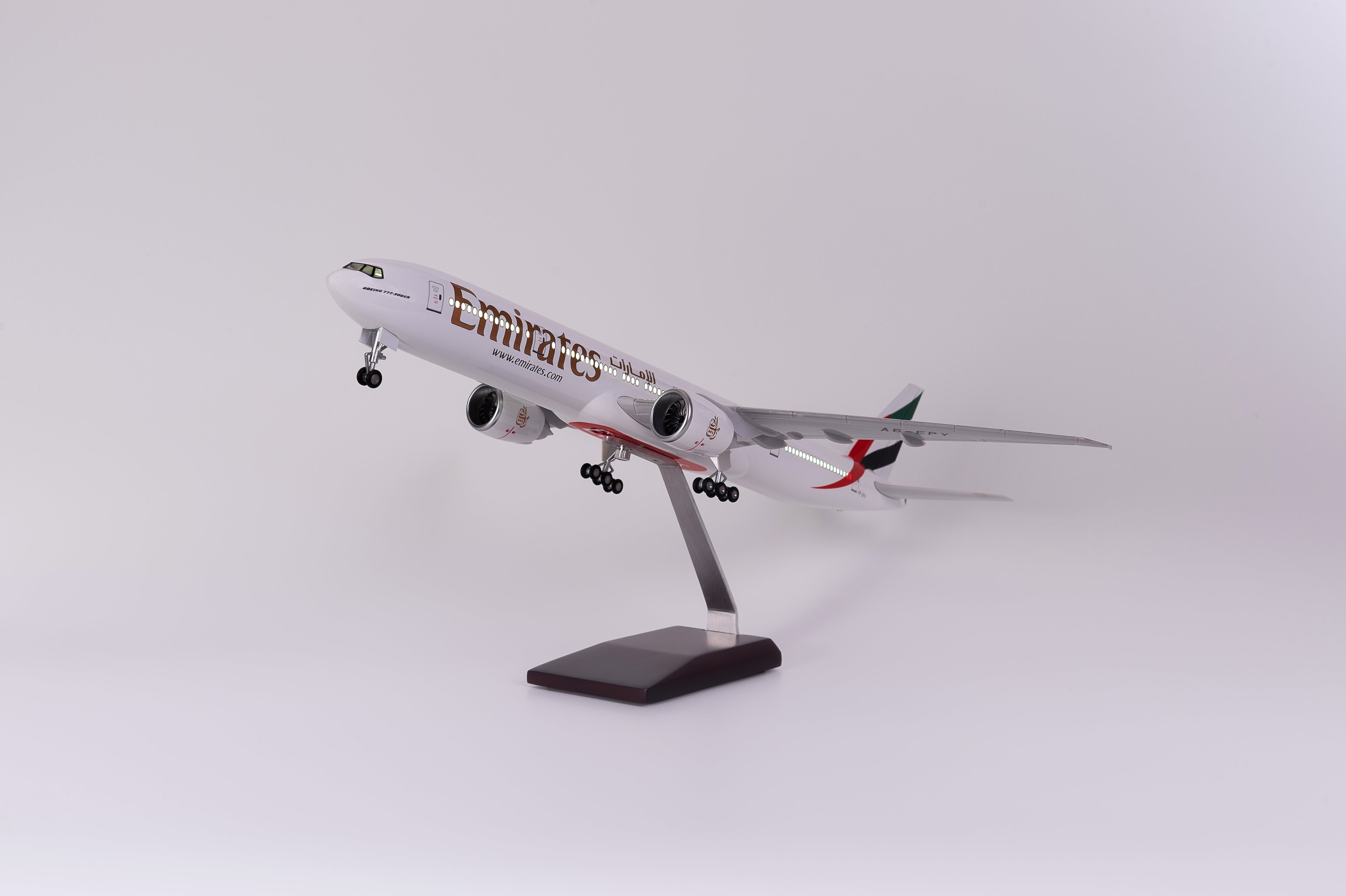 Boeing 777 Emirates – Scale 1:157 (47 cm / 18.5 in)