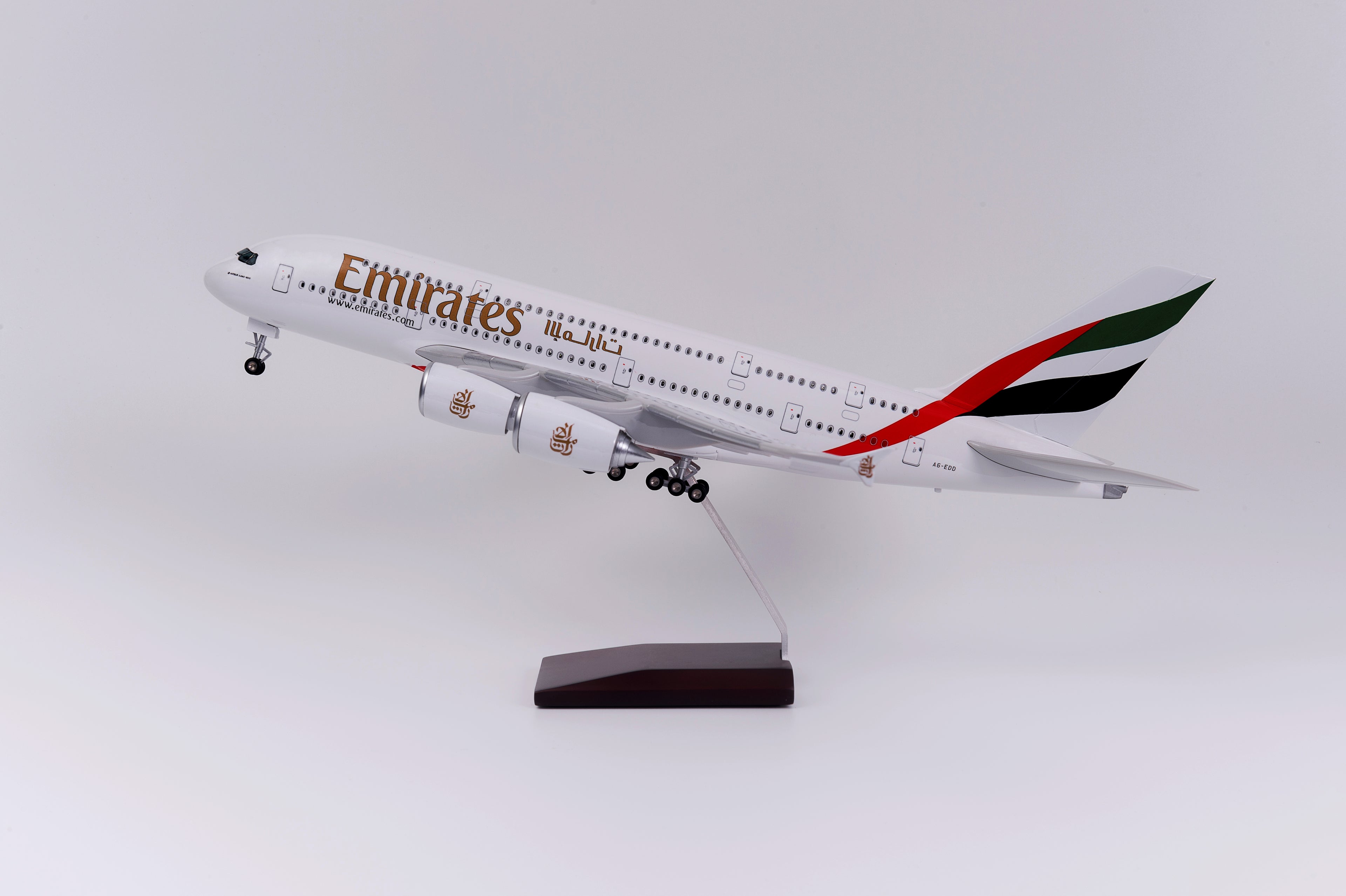 Airbus A380 Emirates – Scale 1:160 (46 cm / 18.5 in)