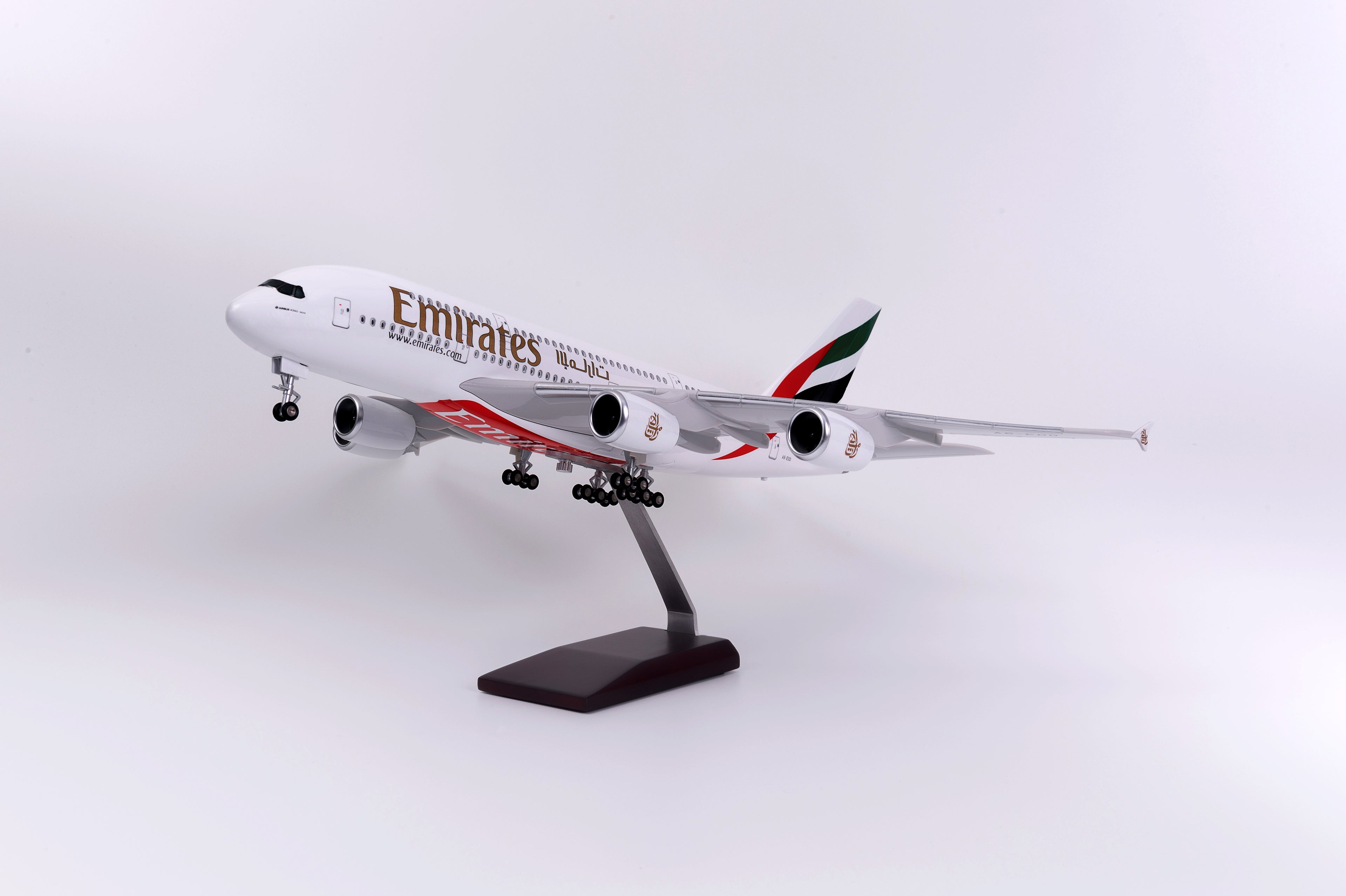 Airbus A380 Emirates – Scale 1:160 (46 cm / 18.5 in)