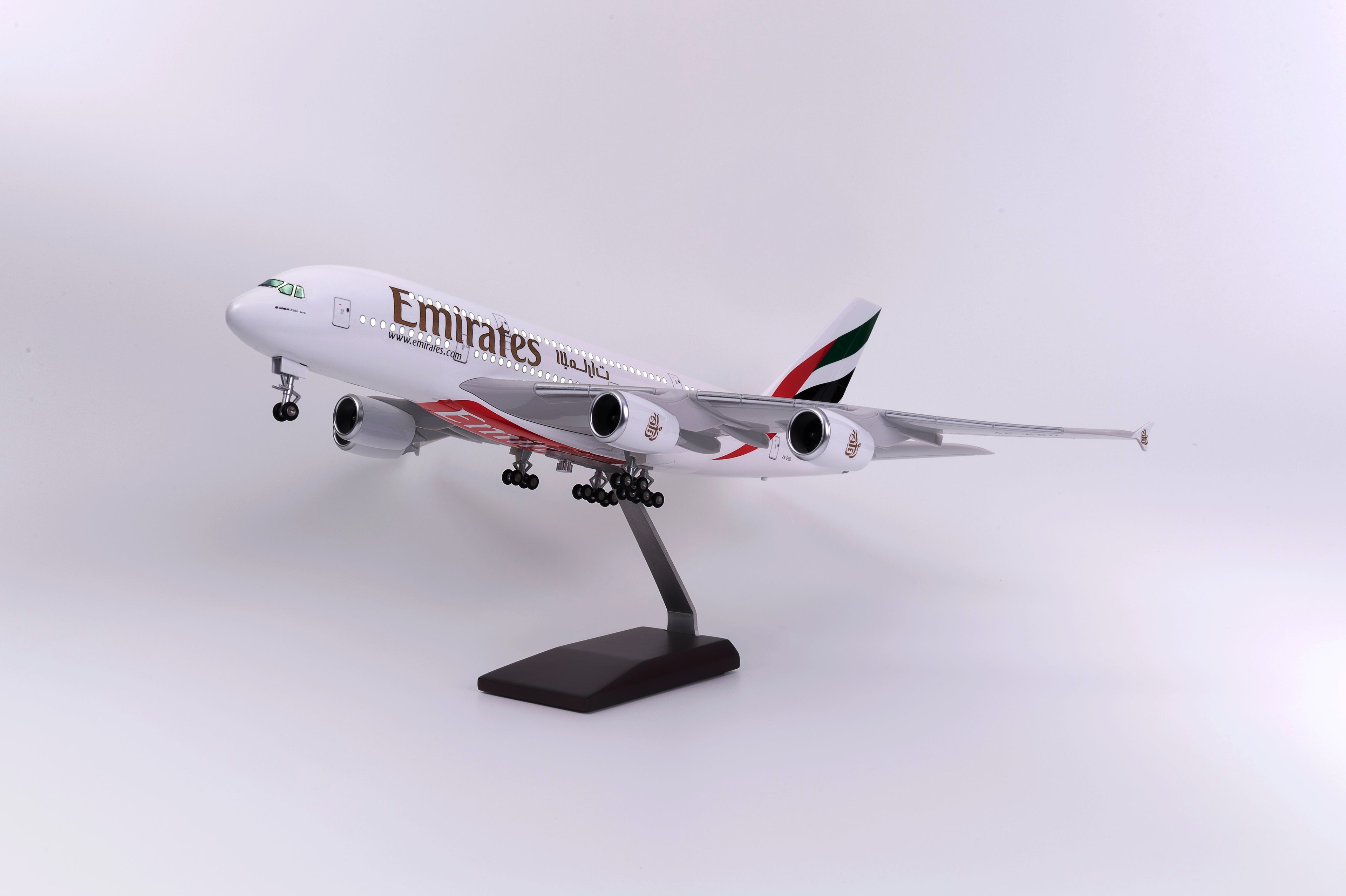 Airbus A380 Emirates – Scale 1:160 (46 cm / 18.5 in)