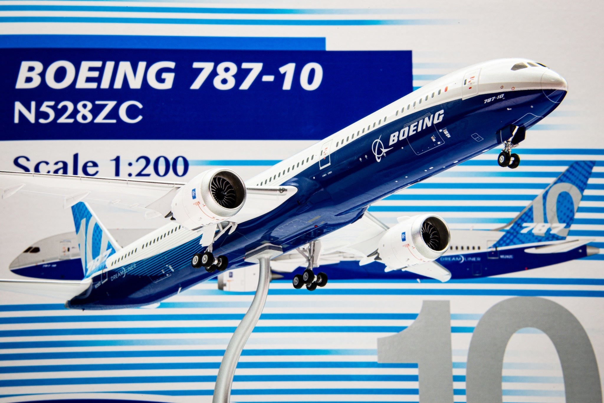 Boeing B787-10 N528ZC “House Color” – Escala 1:200 – Alas SQ – 34,3 cm