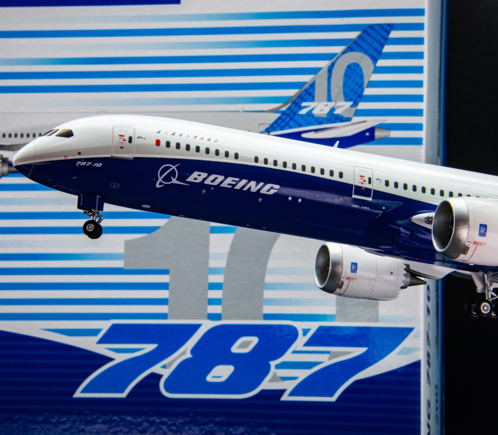 Boeing B787-10 N528ZC “House Color” – Escala 1:200 – Alas SQ – 34,3 cm