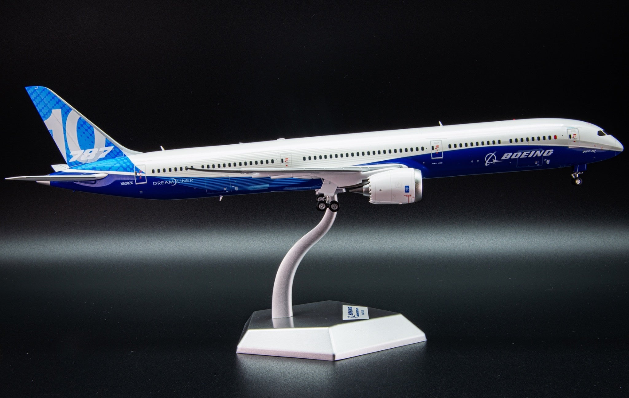 Boeing B787-10 N528ZC “House Color” – Escala 1:200 – Alas SQ – 34,3 cm
