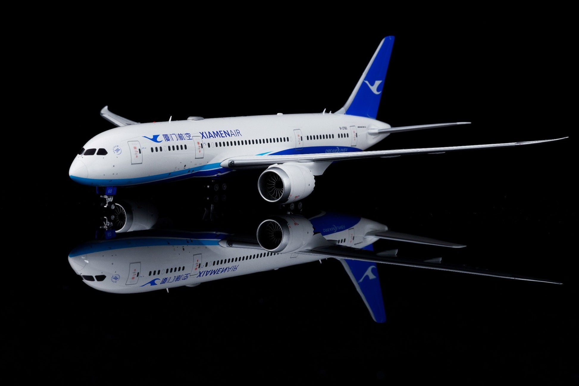 Xiamen Airlines Boeing 787-8 B-2760 – Scale 1:200 – SQ Wings – 28.3 cm