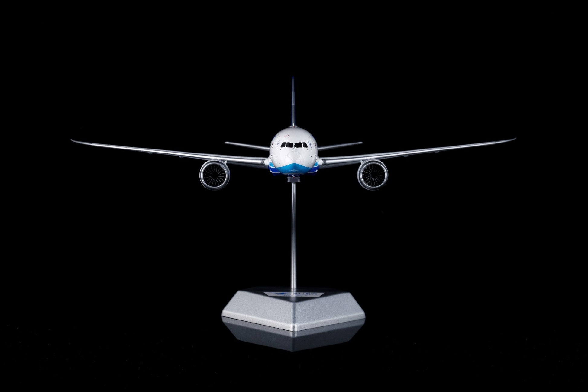 Xiamen Airlines Boeing 787-8 B-2760 – Scale 1:200 – SQ Wings – 28.3 cm
