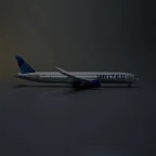 United Airlines Boeing 787-10 1:145 – 47 cm / 18.5 in – LED Lights