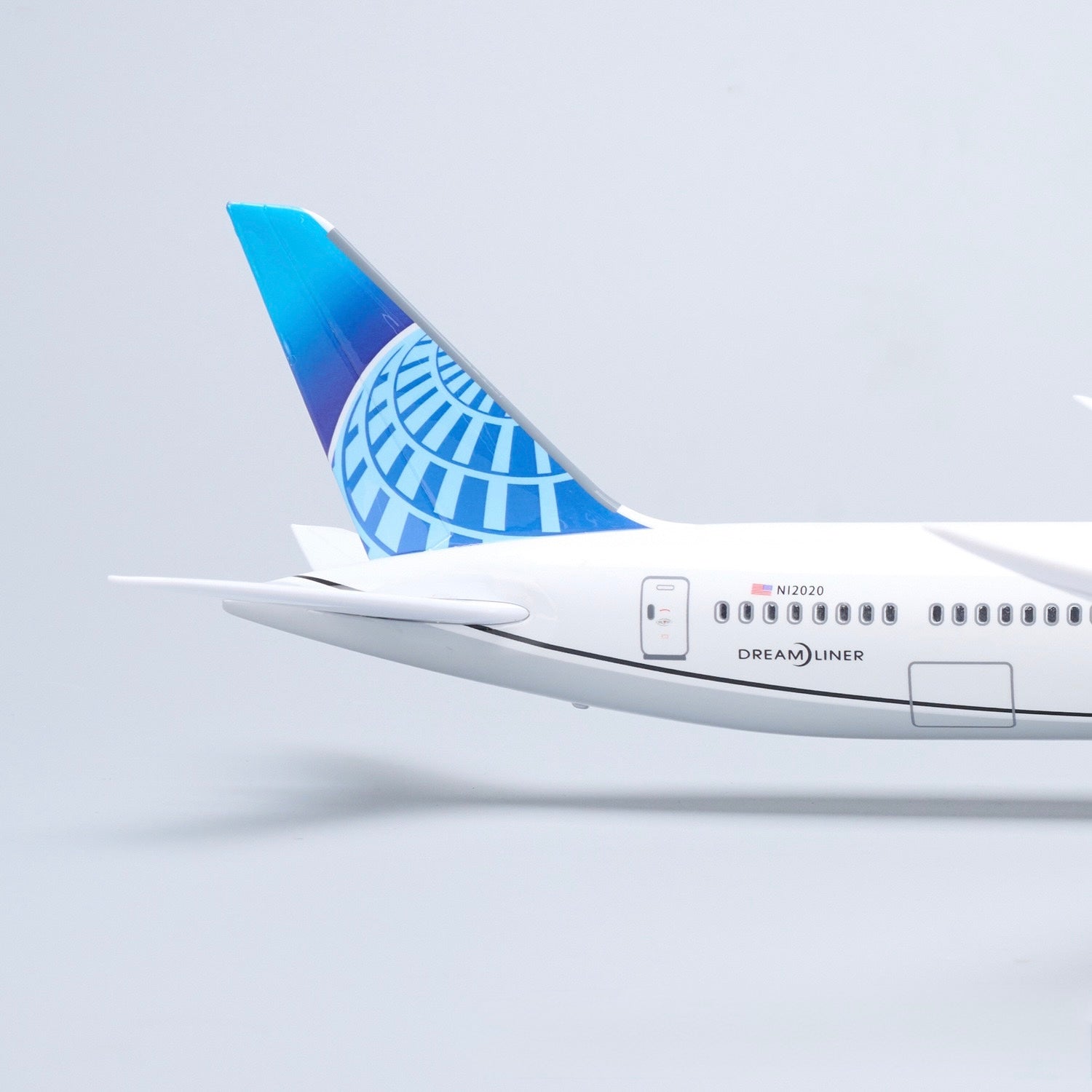 United Airlines Boeing 787-10 1:145 – 47 cm / 18.5 in – LED Lights