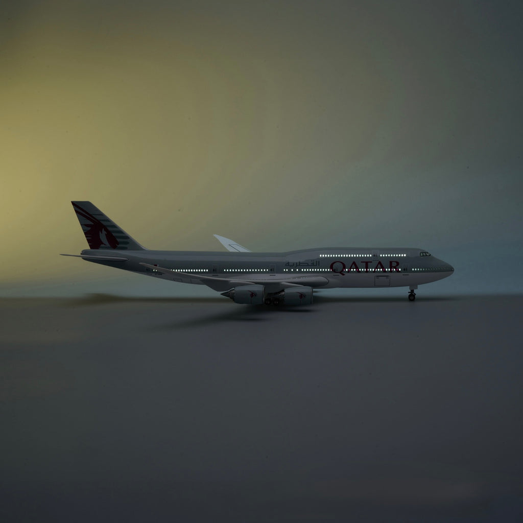 B747 QATAR - SCALE 1/150 - 47CM - 18.5 IN - AIRPLANE MODEL