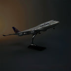 طائرة يونايتد إيرلاينز بوينغ 747-400 بمقياس 1:150 – 47 سم / 18.5 بوصة – مقصورة داخلية قابلة للفتح وإضاءة LED
