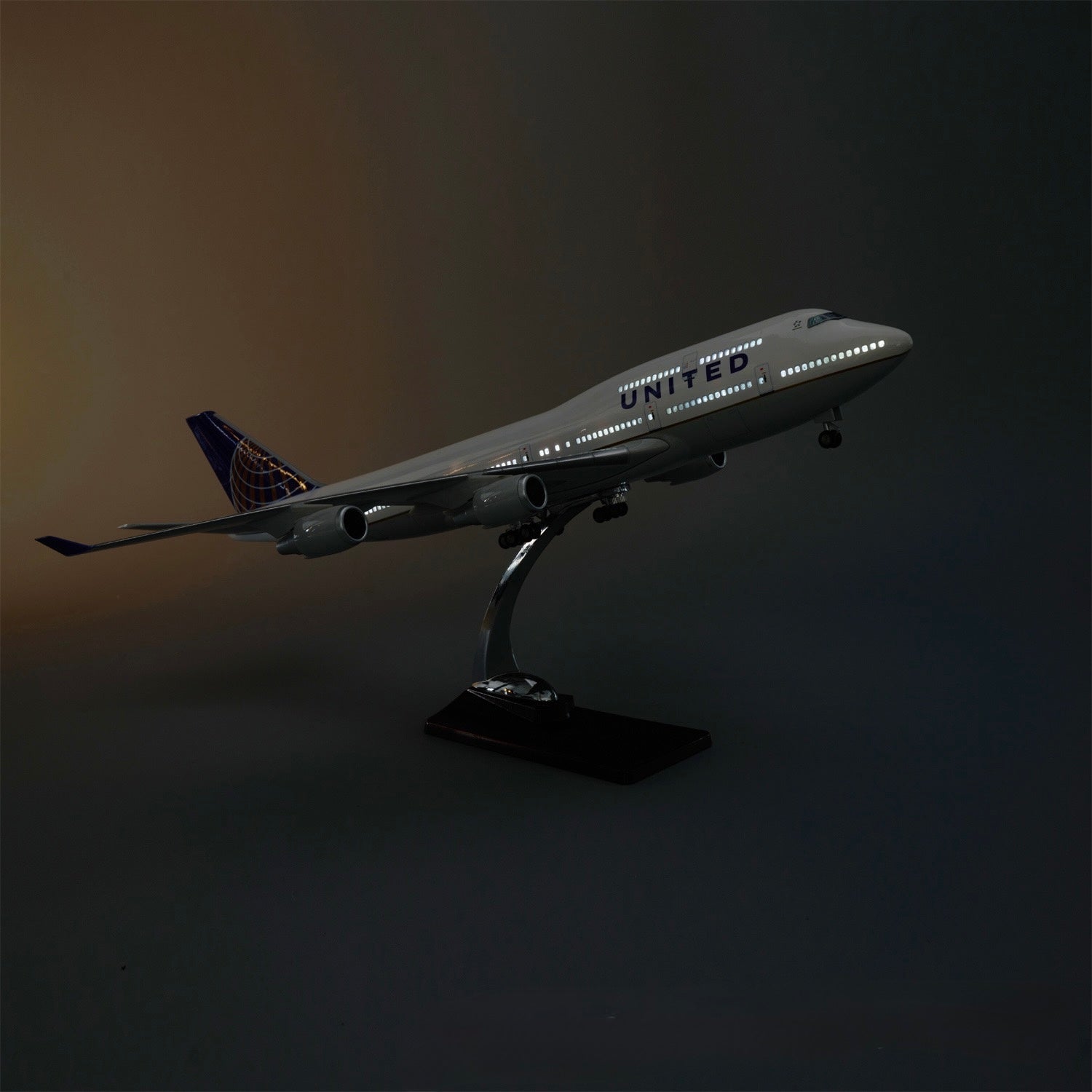 United Airlines Boeing 747-400 1:150 – 47 cm / 18.5 in – Opening Cabin Interior & LED Lights