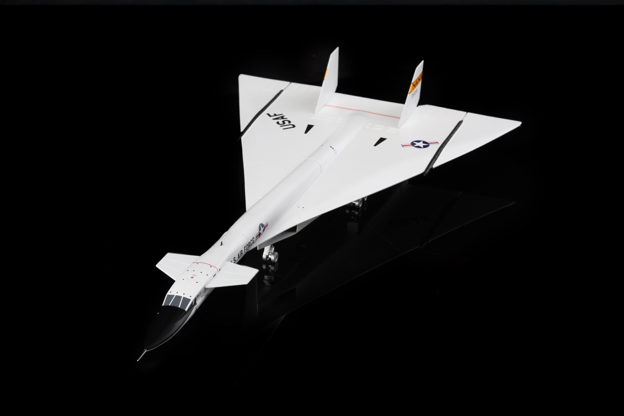 نموذج طائرة قاذفة من طراز USF Valkyrie XB-70 تابعة لوكالة ناسا - الطول: 29.87 سم - مقياس 1/200