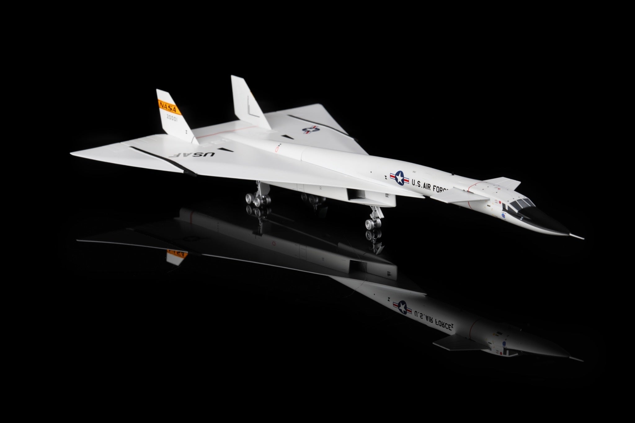 نموذج طائرة قاذفة من طراز USF Valkyrie XB-70 تابعة لوكالة ناسا - الطول: 29.87 سم - مقياس 1/200