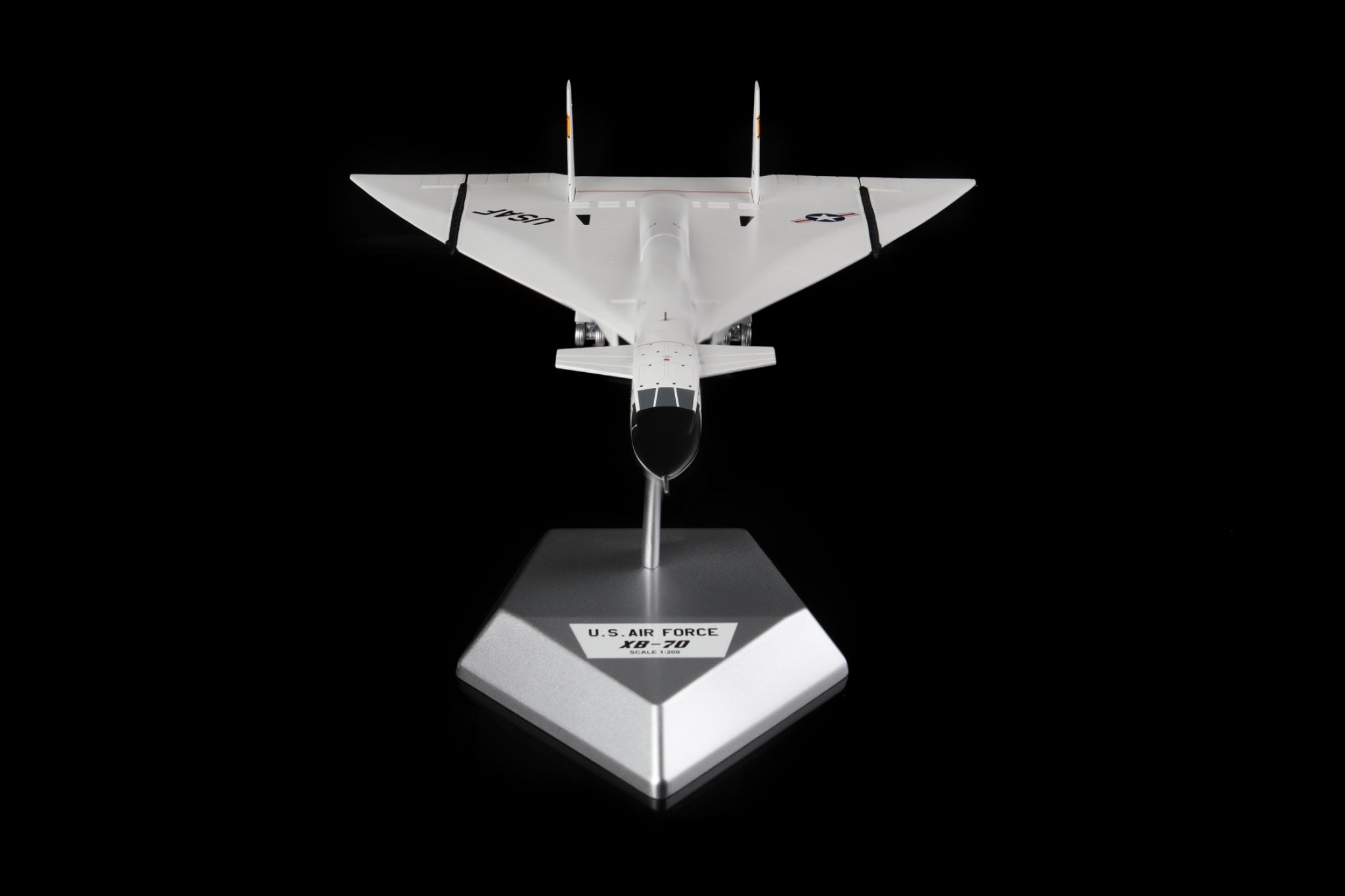 نموذج طائرة قاذفة من طراز USF Valkyrie XB-70 تابعة لوكالة ناسا - الطول: 29.87 سم - مقياس 1/200