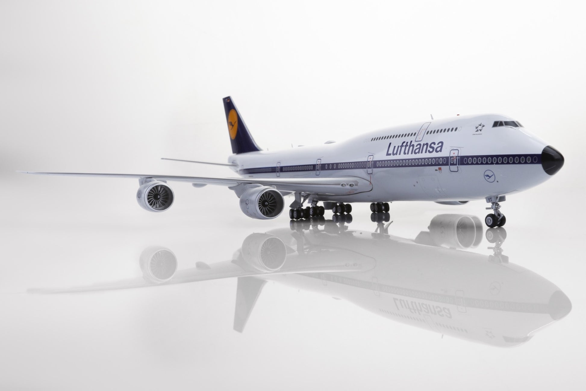 Lufthansa Boeing 747-8 D-ABYT – Scale 1:200 – SQ Wings – 34.25 cm