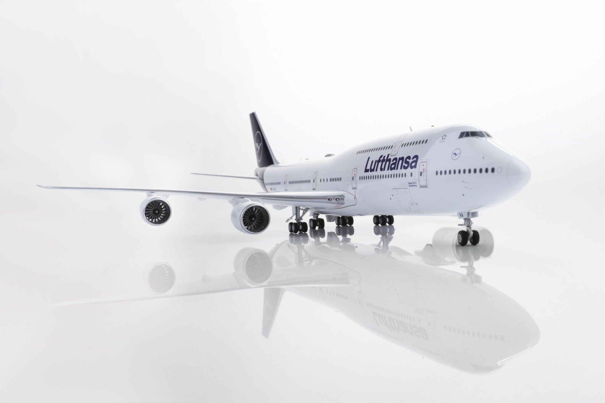 Lufthansa - B747-8- 38.15cm - D-ABYA - Scale 1/200 – Flying