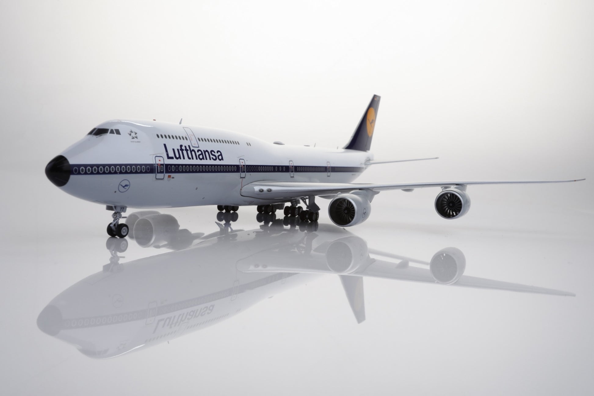 Lufthansa Boeing 747-8 D-ABYT – Scale 1:200 – SQ Wings – 34.25 cm