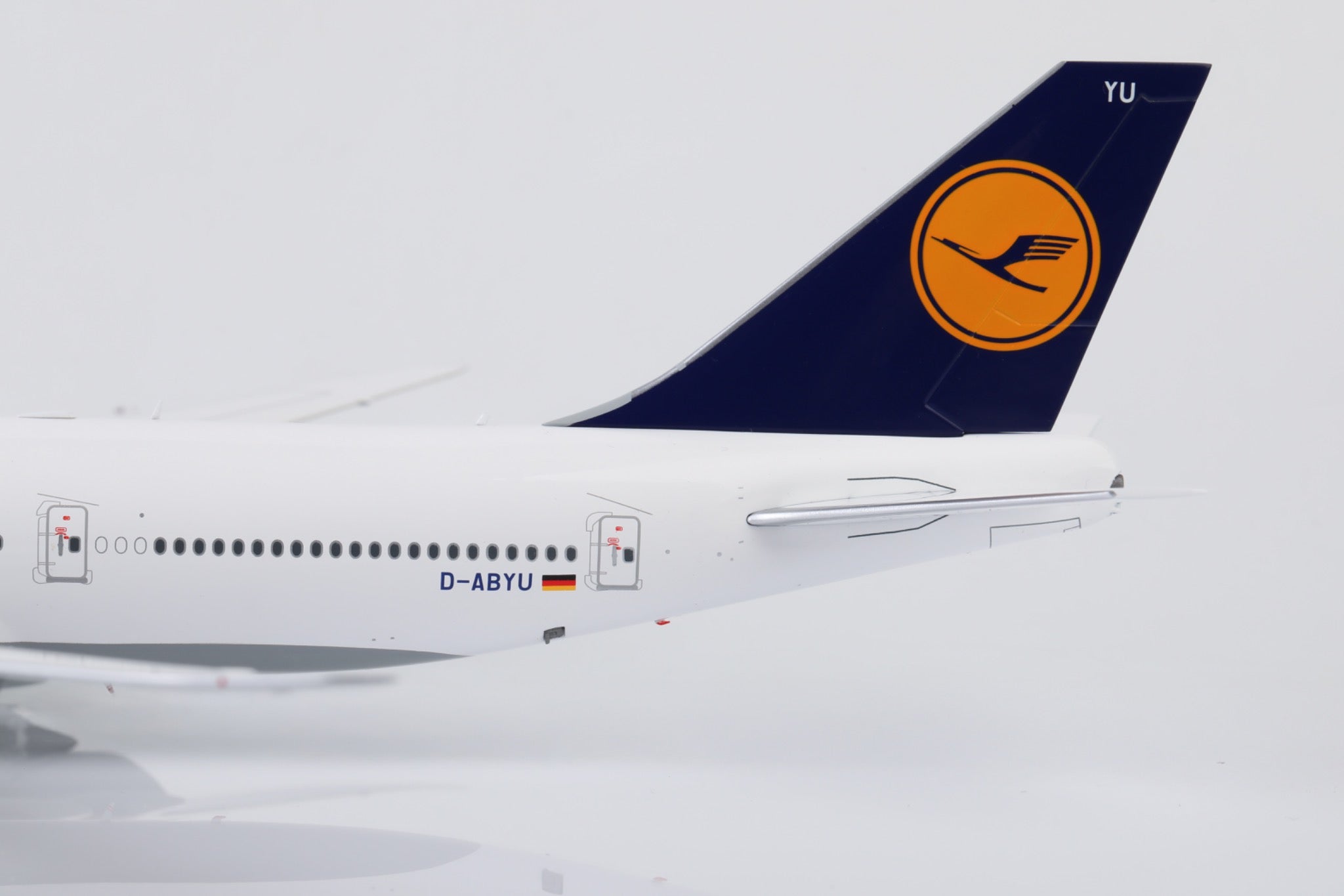 Lufthansa B747-8 D-ABYU – Scale 1:200 – SQ Wings – 34.25 cm