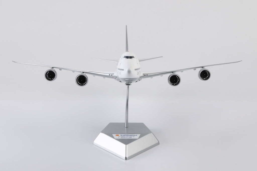 Lufthansa B747-8 D-ABYU – Scale 1:200 – SQ Wings – 34.25 cm