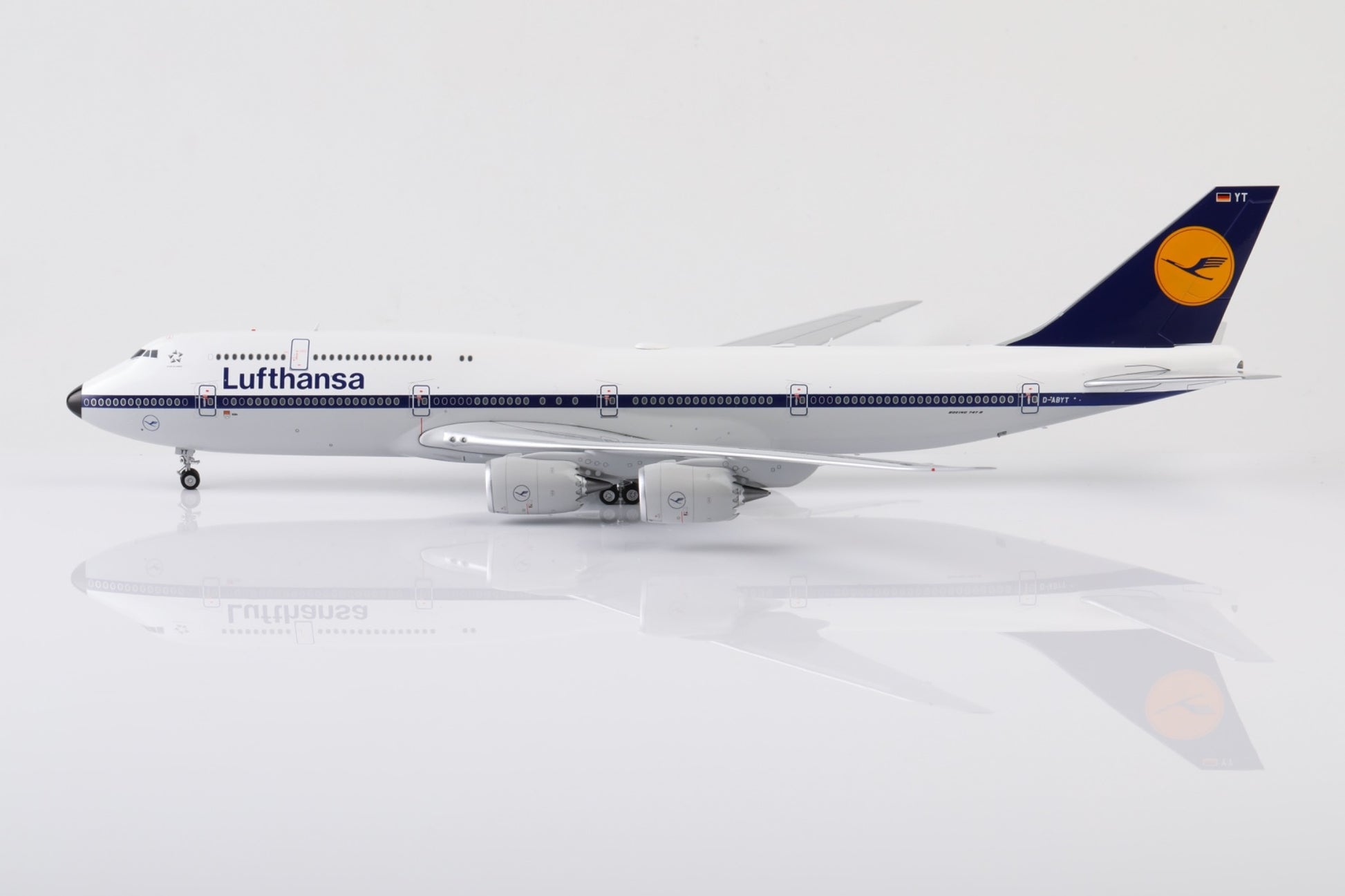 Lufthansa Boeing 747-8 D-ABYT – Scale 1:200 – SQ Wings – 34.25 cm