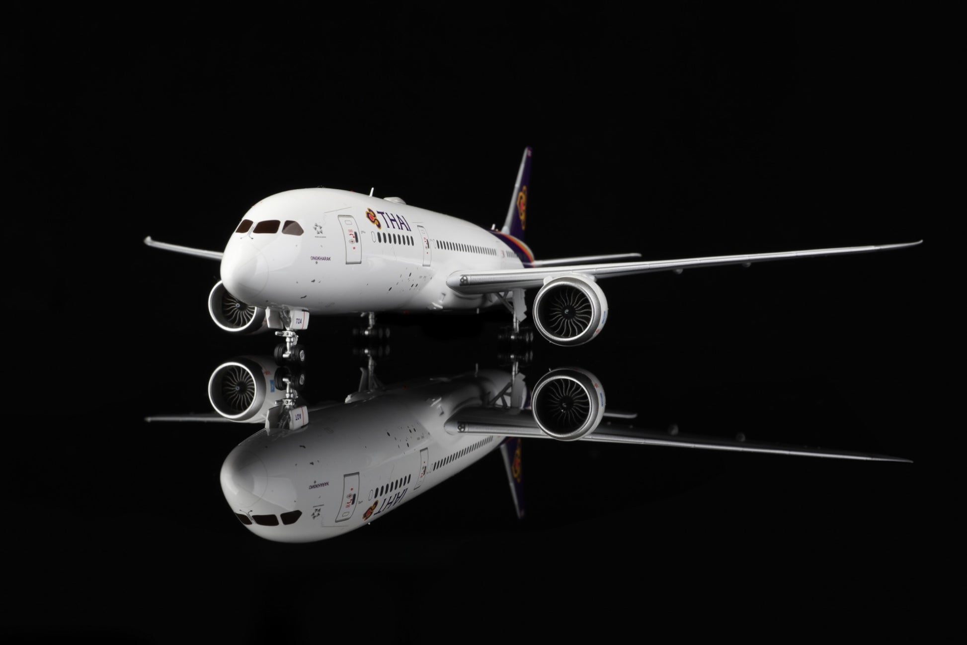 Thai Airways B787-8 HS-TQA – Scale 1:200 – SQ Wings – 28.35 cm