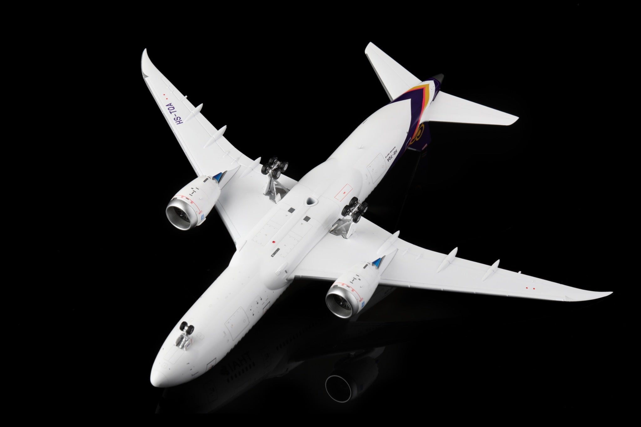 Thai Airways B787-8 HS-TQA – Escala 1:200 – Alas SQ – 28,35 cm